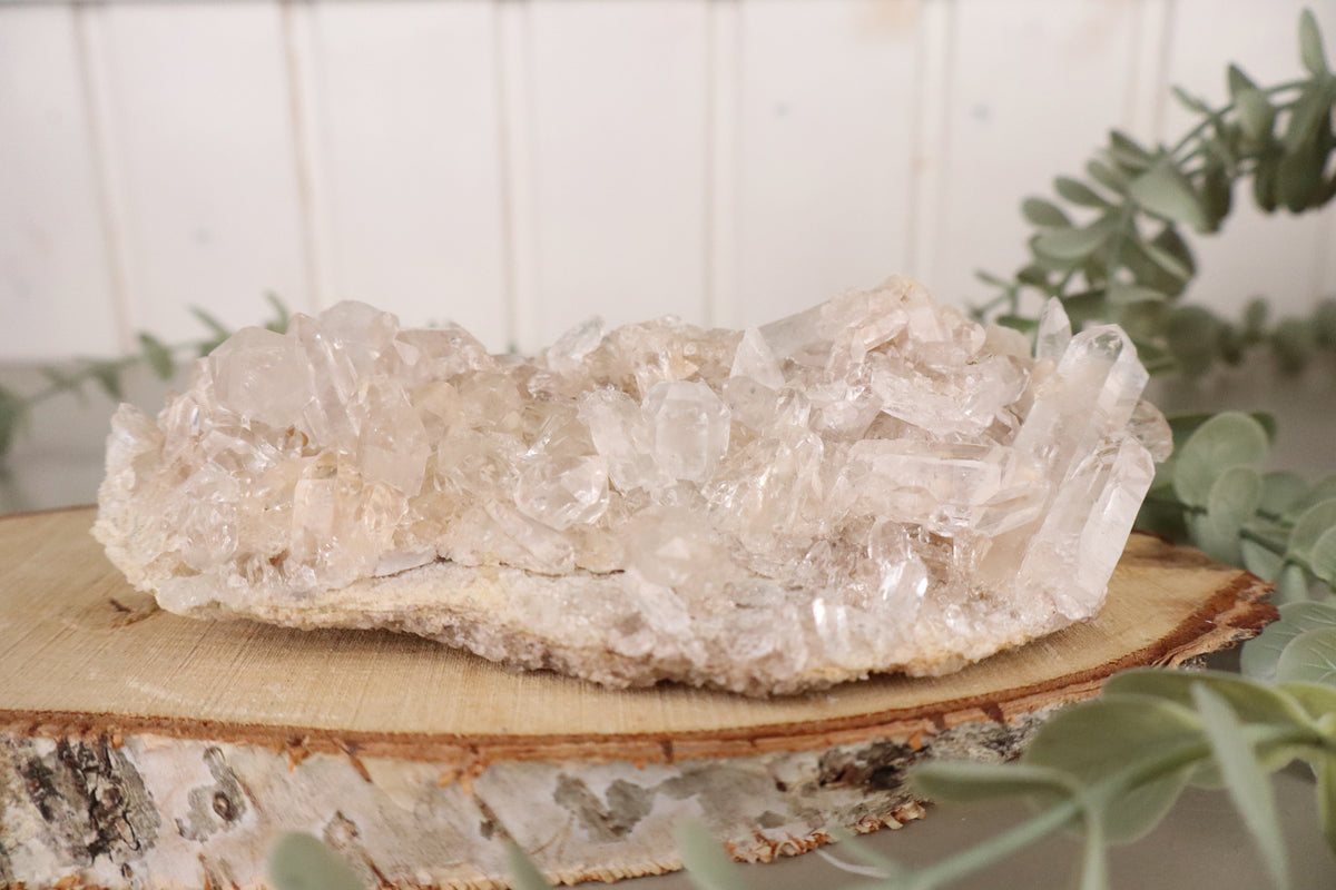 Ruw bergkristal cluster van 17 x 8 cm en 589 gram