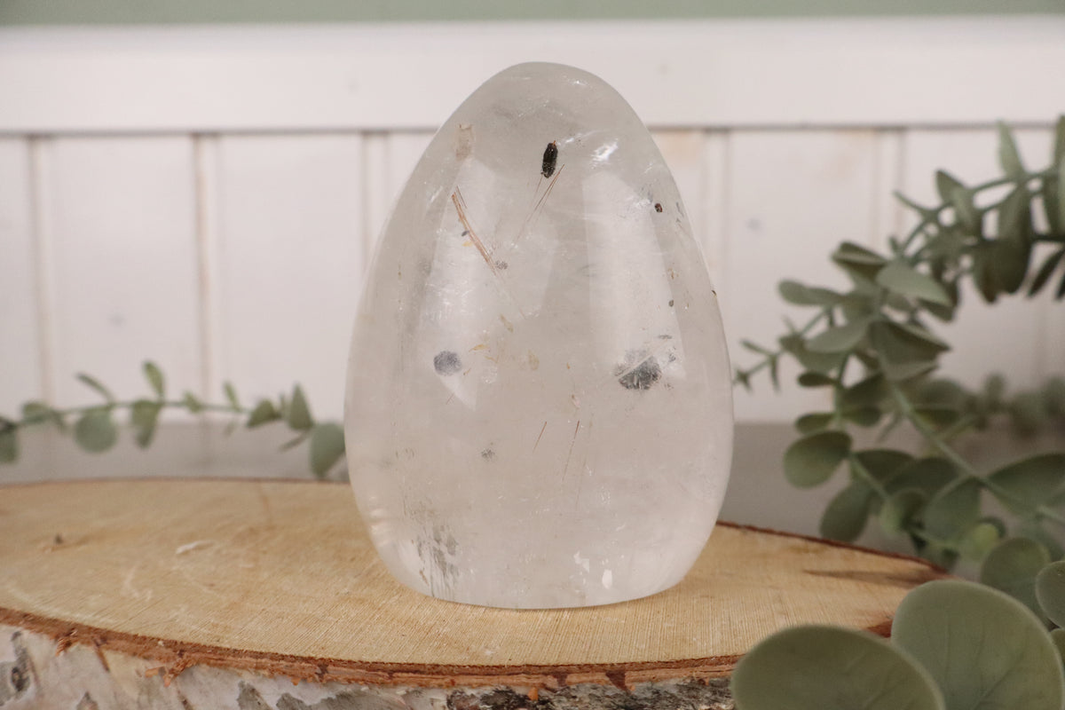 Bergkristal staander met toermalijn en koperdraden van 10 cm en 542 gram