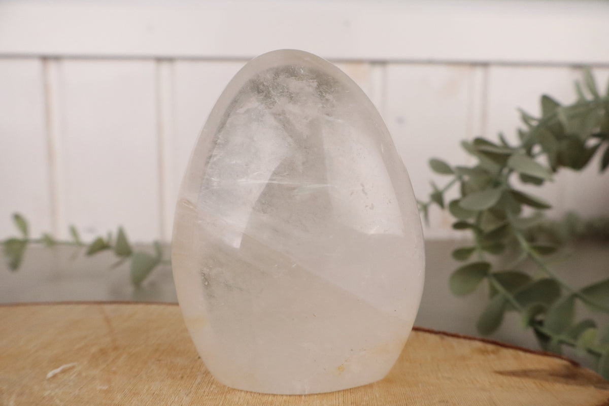 Heldere bergkristal staander van 9,5 cm en 401 gram