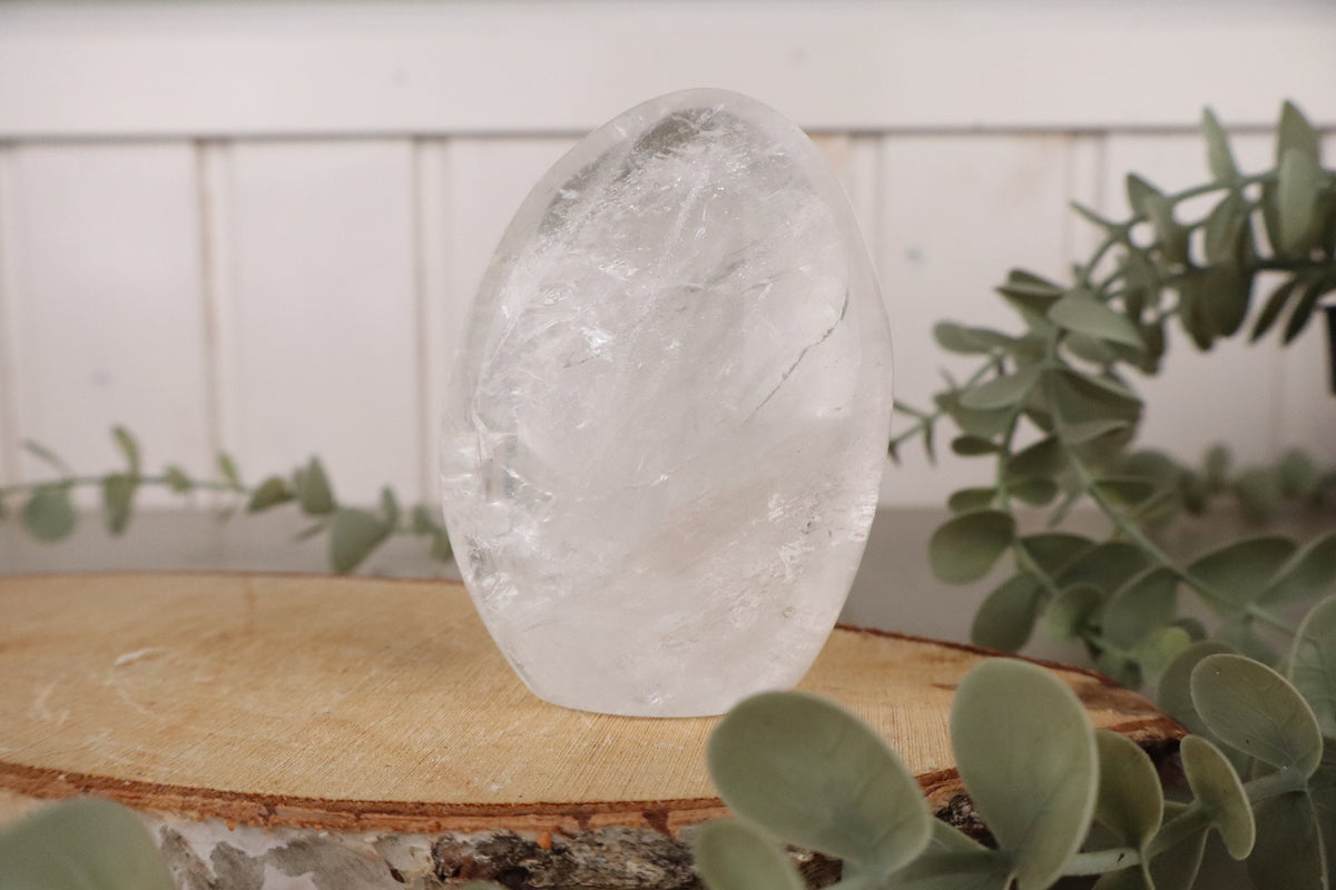 Heldere bergkristal staander van 9 cm en 270 gram