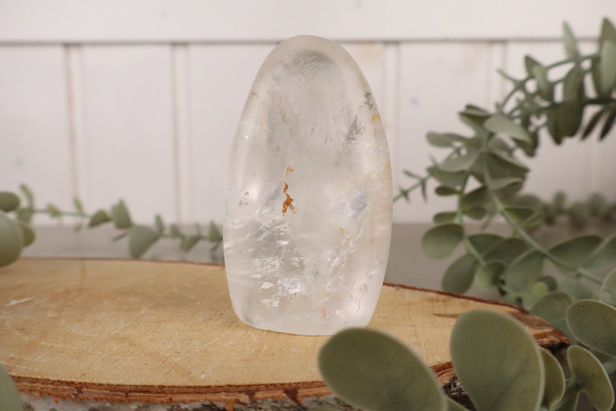 Kleine bergkristal staander van 8 cm en 135 gram