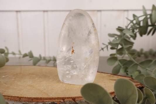 Kleine bergkristal staander van 8 cm en 135 gram