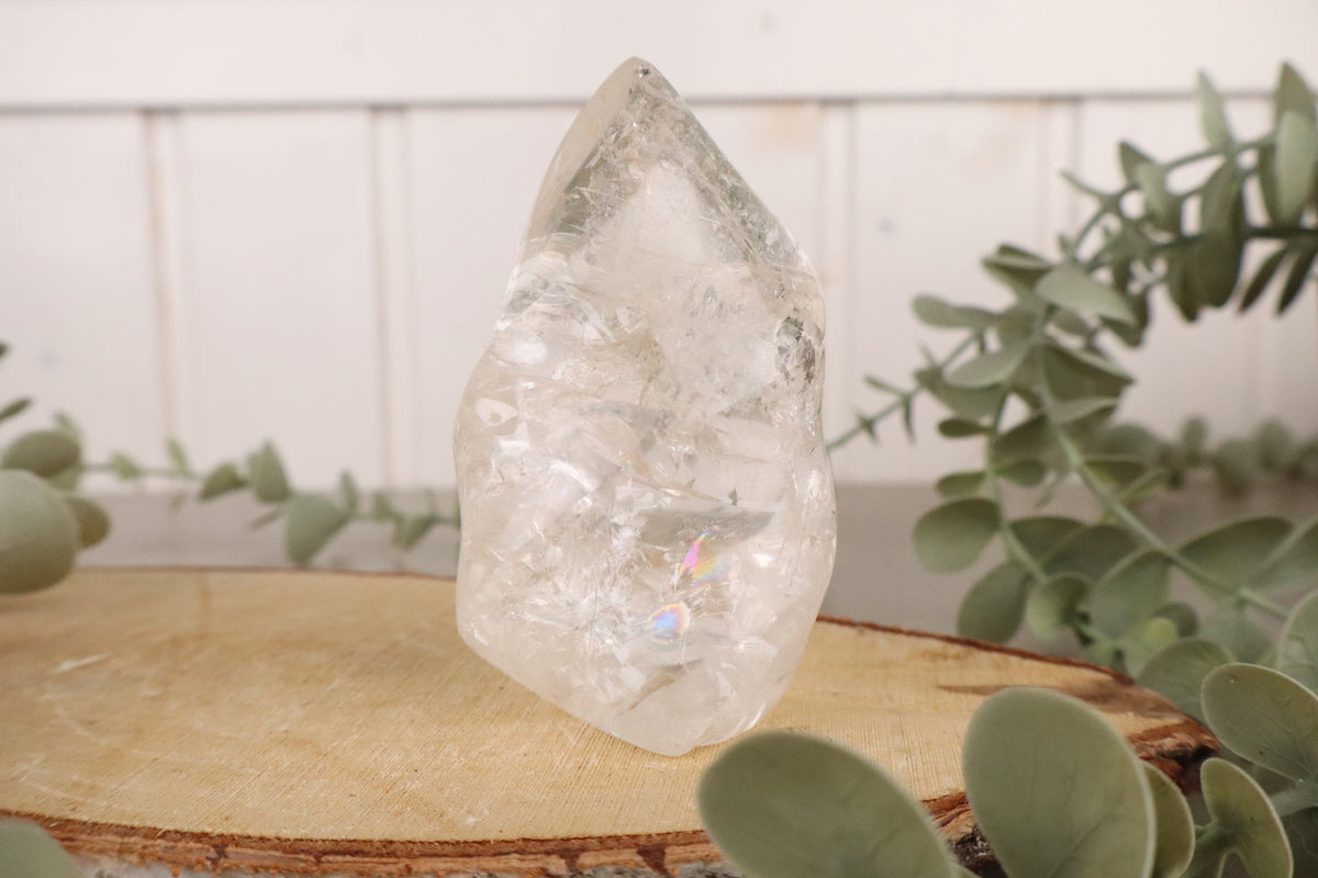 Bergkristal vlam van 8,5 cm en 189 gram met insluitsels en regenbogen