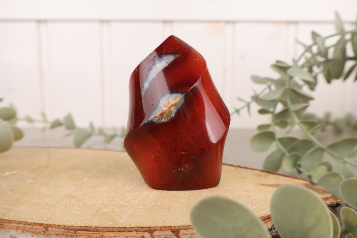 Warm oranje carneool vlam van 7,5 cm en 154 gram