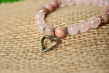 Armband - Rozenkwarts /Rhodochrosiet - Hartjesbedel