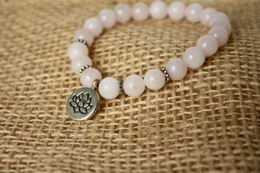 Rozenkwarts armband met bedel, tweede aanzicht