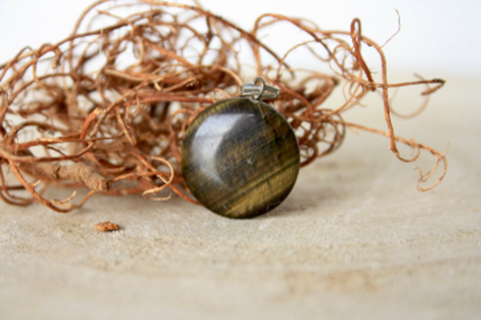 Edelsteen hanger rond, derde aanzicht