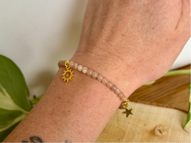 Armband Zonnesteen met zon, maan & ster – 6mm kralen
