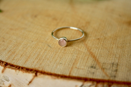 Ring rozenkwarts zilver, tweede aanzicht