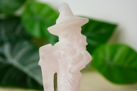 Heks sculptuur rozenkwarts, tweede aanzicht