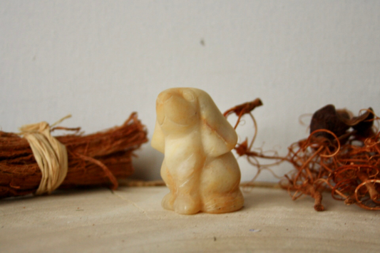 Calciet krachtdier sculptuurtje, tweede aanzicht