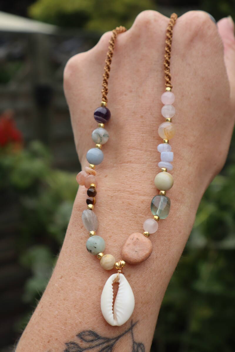 Handgemaakte Macramé Ketting met Edelstenen & Kauri Schelp