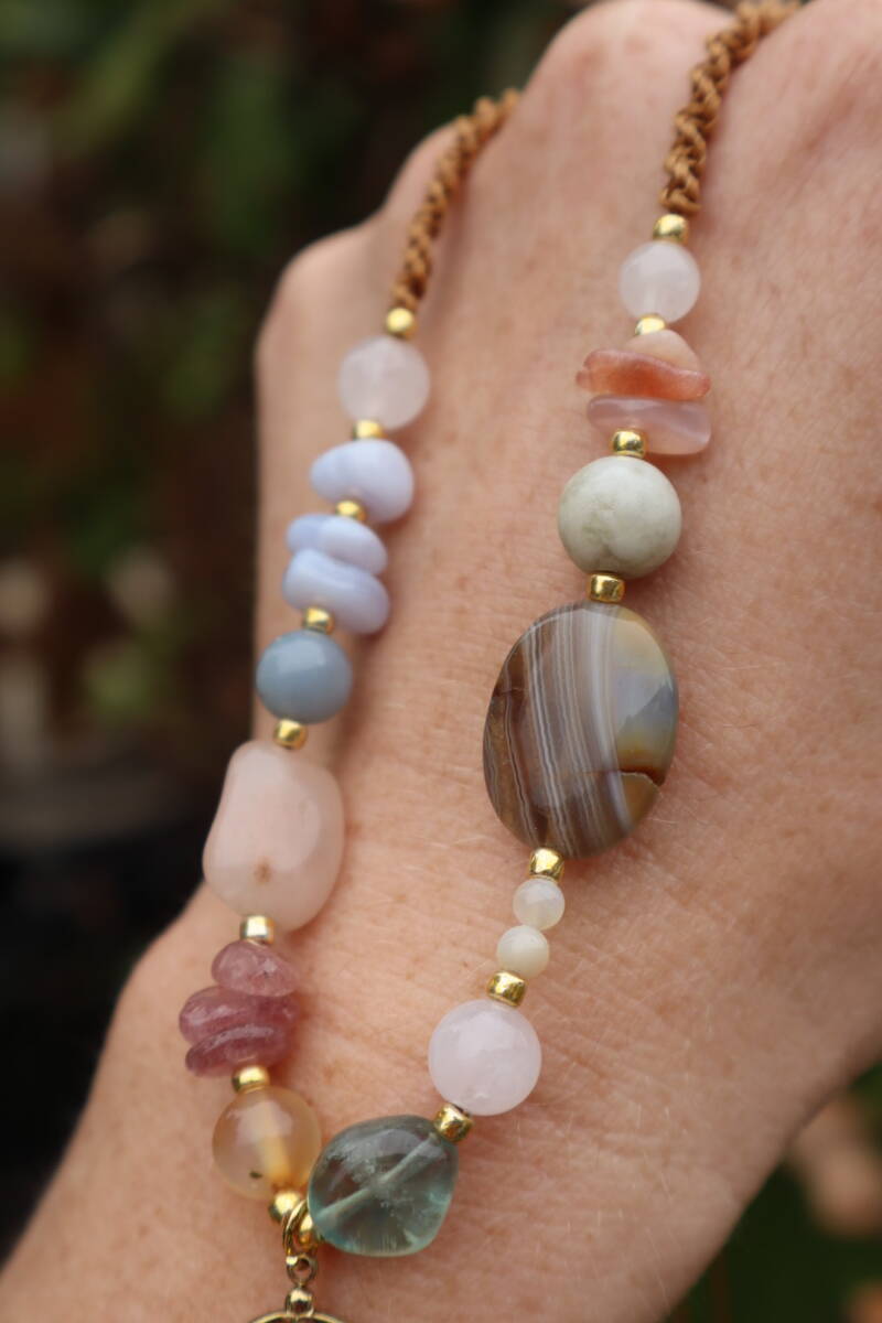 Handgemaakte Macramé Ketting met Edelstenen & Zonhanger