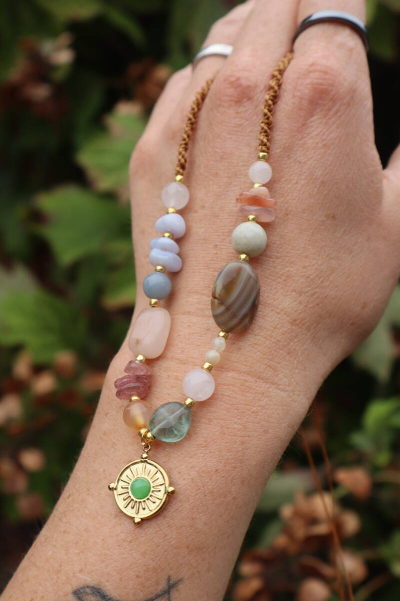 Handgemaakte Macramé Ketting met Edelstenen & Zonhanger