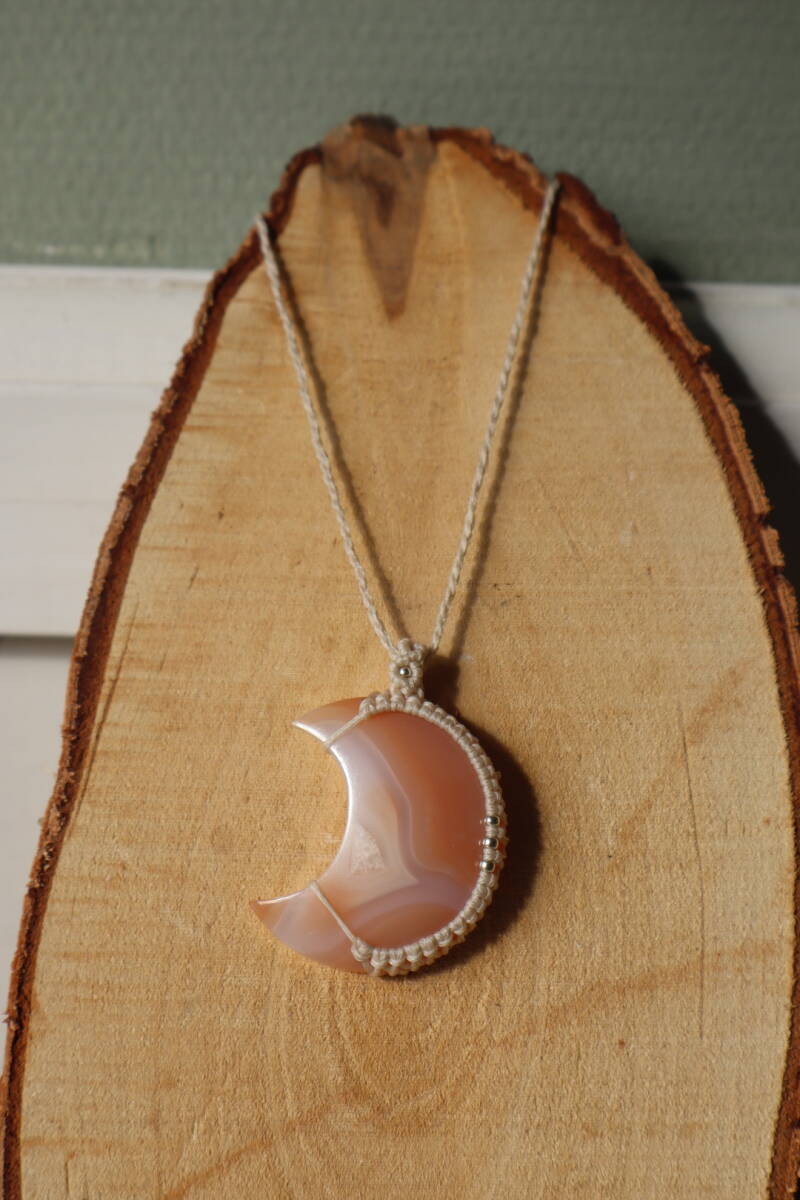 Handgemaakte macramé ketting met Carneool Maan