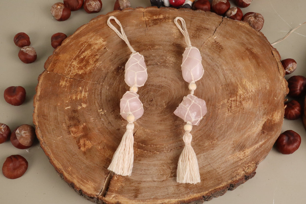 macramé raamhanger met rozenkwarts in wit katoenen koord