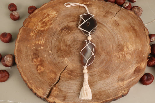 Macramé raamhanger met twee agaatschijven aan naturel wit katoenen koord