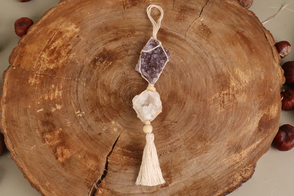Macramé raamhanger me amethist en een bergkristal geode met in wit katoenen koord